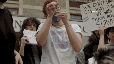 Trans activists inject themselves with hormones in viral stunt protesting Trump’s DOJ deal with NYU Trans activists inject themselves with hormones in viral stunt protesting Trump’s DOJ deal with NYU