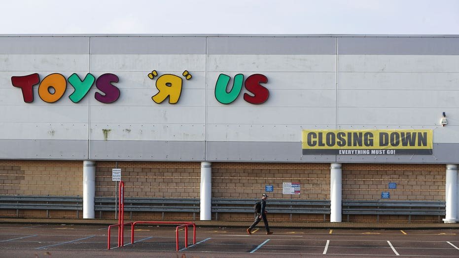 Toy R Us closing sign