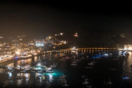 Helicopter crashes off Catalina Island with 5 people aboard Helicopter crashes off Catalina Island with 5 people aboard